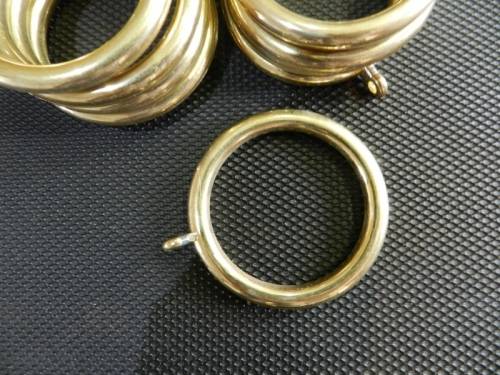 Plastic Gold coloured round Curtain Rings with eye hooks. 20x rings Dia. 6,5cm.