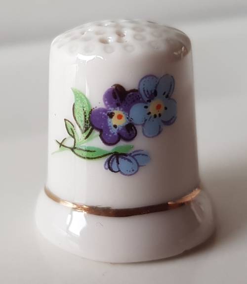 A Vintage collectors thimble. A porcelain Thimble with painted flowers