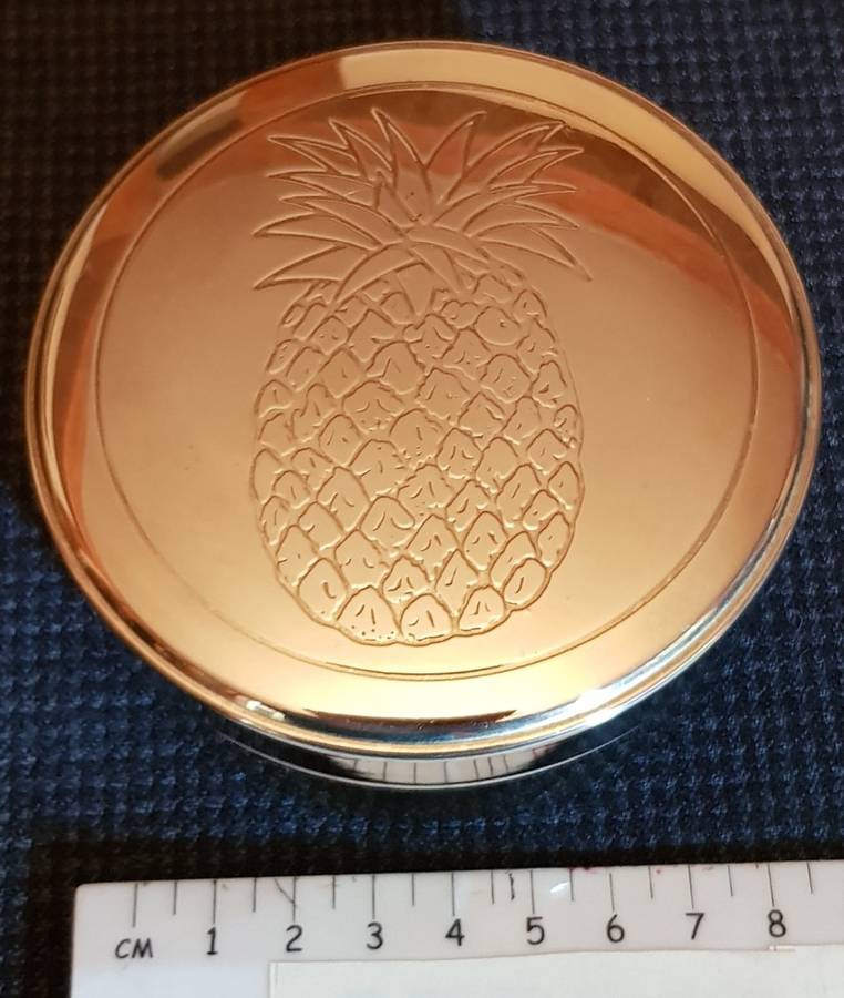 Brass ornaments for the Bar. 1x Round tray with 4x small coasters.  1x Brass coaster set of x6