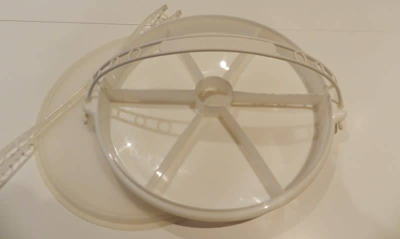 Tupperware round segment server with lid and handle