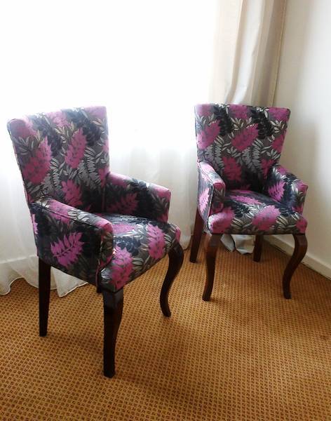 2 X STATEMENT CHAIRS