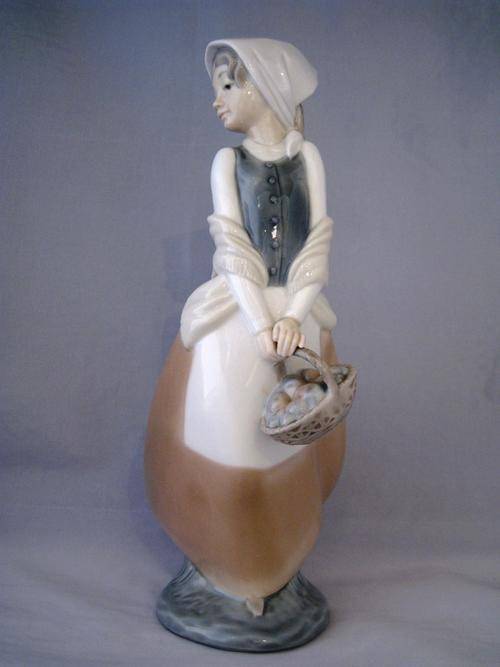 Nao Lladro Porcelain Figurine: Harvesting Girl