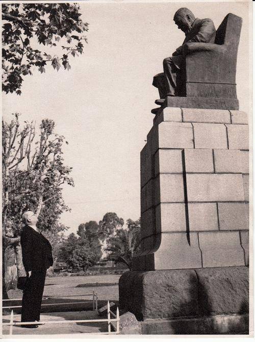 HISTORICAL PHOTO: PRIME MINISTER DF MALAN LOOKING UP TO PAUL KRUGER