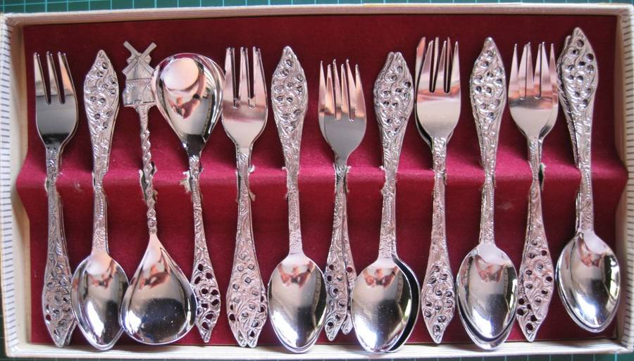 Boxed set of 12 Royal Dutch Silverworks `Elwezetta Line` cake forks, tee spoons + sugar spoons