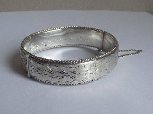 GORGEOUS BIRMINGHAM HALLMARKED STERLING SILVER CLIP BANGLE WITH SAFETY CHAIN, MAKERS MARK JS