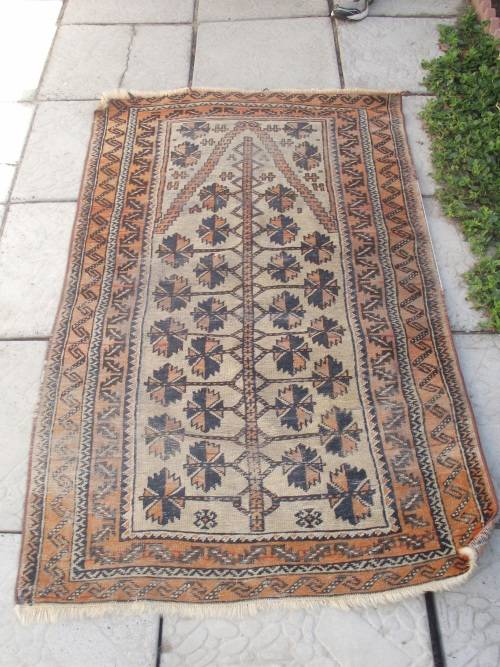 HAND WOVEN PERSIAN CARPET