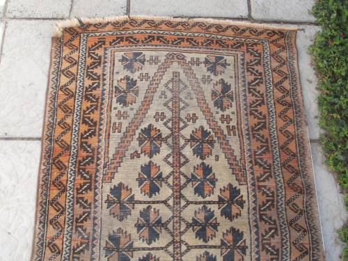 HAND WOVEN PERSIAN CARPET