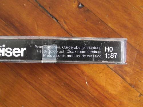 PREISER HO READY TO GO OUT. CLOAK ROOM FURNITURE --- 10658