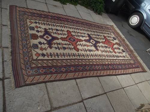 HAND WOVEN PERSIAN CARPET