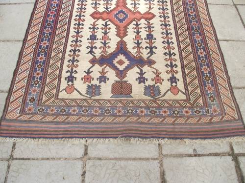 HAND WOVEN PERSIAN CARPET