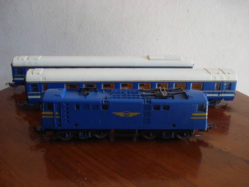 LIMA HO SCALE BLUE TRAIN AND 2 COACHES