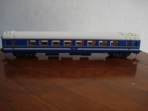 LIMA HO SCALE BLUE TRAIN AND 2 COACHES