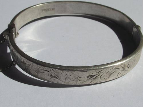 GORGEOUS VINTAGE BIRMINGHAM STERLING SILVER CLIP BANGLE WITH ENGRAVED DETAIL