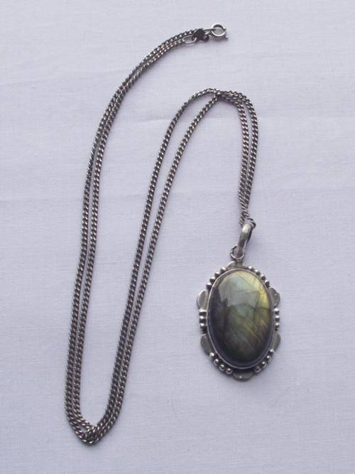 STUNNING STERLING SILVER CHAIN WITH A LARGE LABRODITE PENDANT SET IN STERLING SILVER