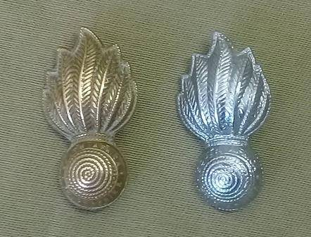 Artillery beret or cap badges.
