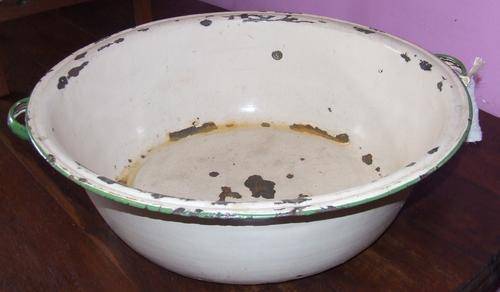 cream enamel basin