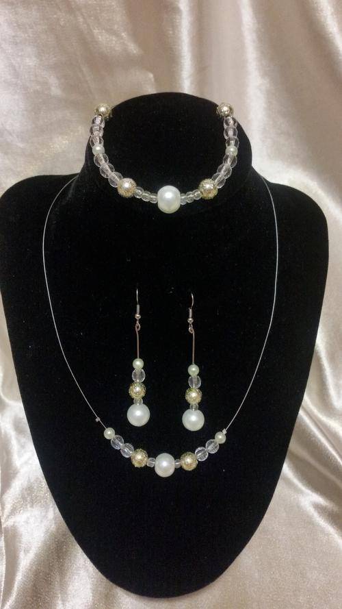 Designer handmade Ela Stella white and gold pearls jewellery set ********worth R299!!
