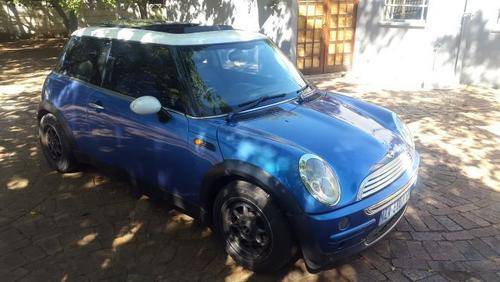 MINI COOPER-- WITH 166000KM ON THE CLOCK--POWERFUL ENGINE-- MANY EXTRAS....2003 model