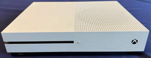 XBOX ONE S 1TB 4K Console + 2 controllers