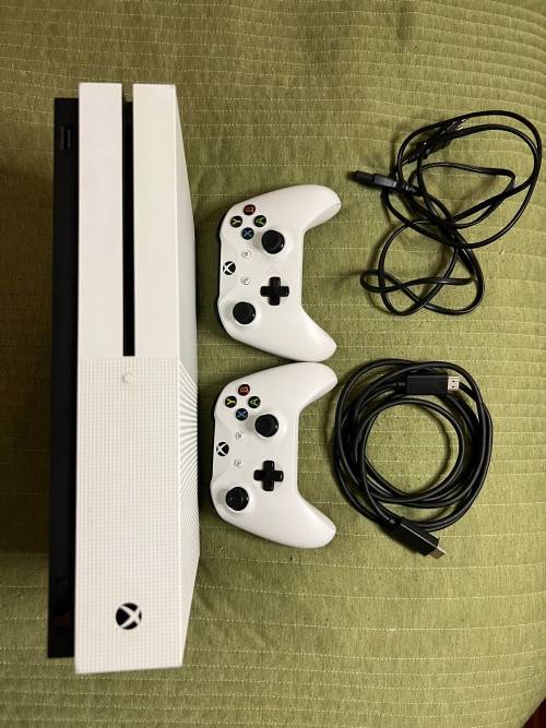 XBOX ONE S 1TB 4K Console + 2 controllers