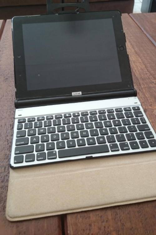 Apple IPad 2, 64GB, Screen Protector, Bluetooth Keyboard, Cover, Charger
