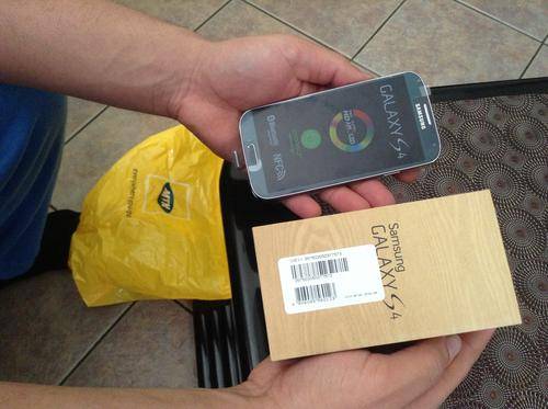Brand New never been used Samsung Galaxy S4 32 Gig Black mist R5650 with Delivery non-negotiable