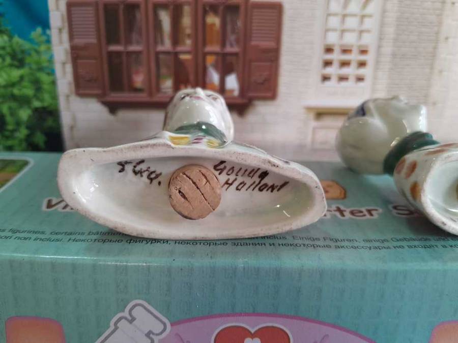 Two rare vintage salt and pepper shakers (Gouda Holland)