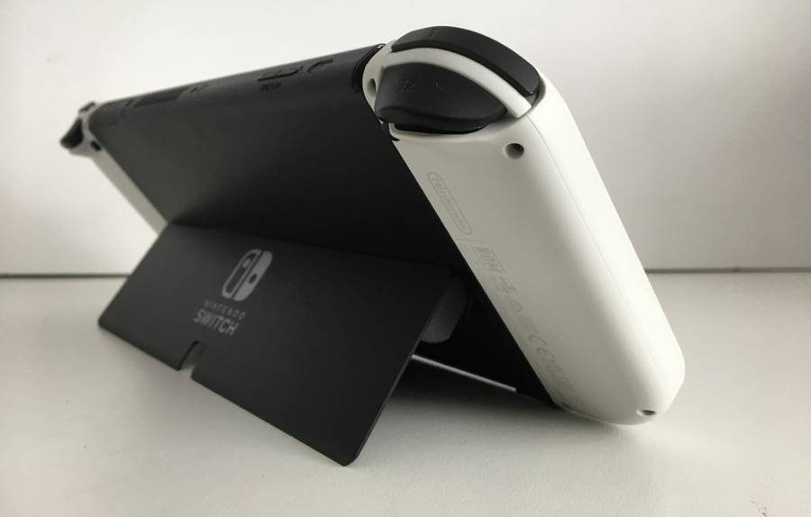 Nintendo Switch OLED Model White 64GB With White Joy-Con Controllers And 2 Titles Great Condition!