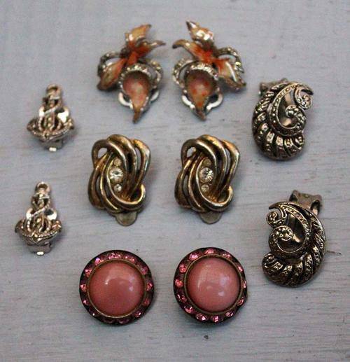 A job lot of vintage jewellery