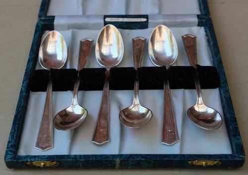 Exquisite boxed set of six Meriden Britannia Sterling silver teaspoons in excellent condition. 60g.