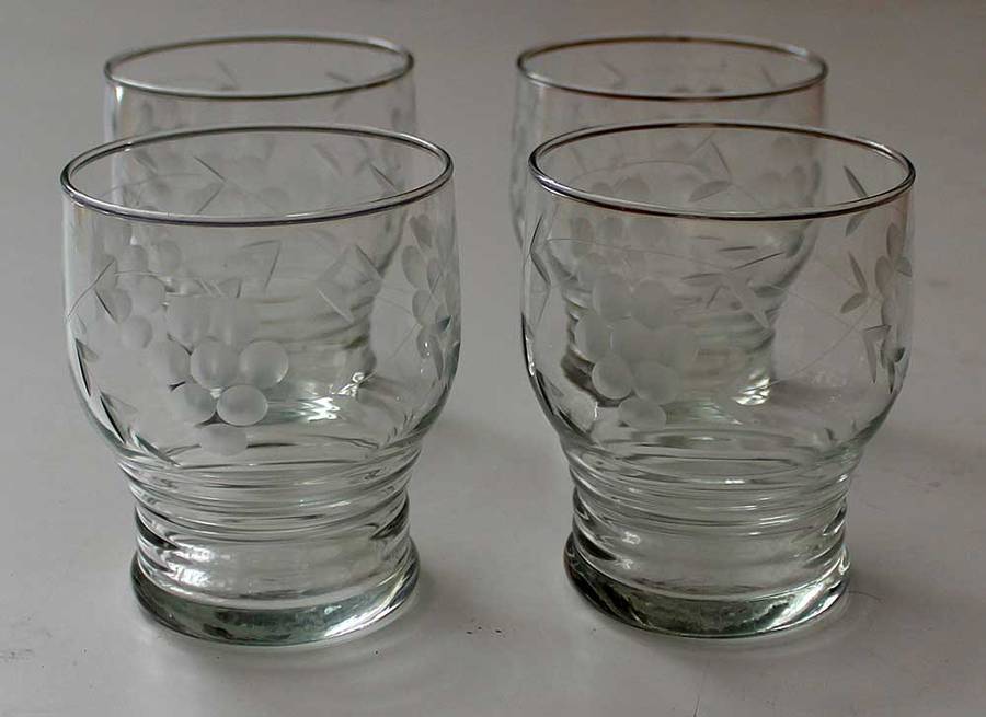 Crystal glasses with a vineyard motif