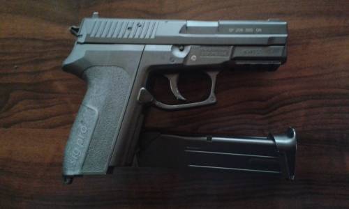 KWC SP2022 SIGPRO,,0.177 CAL,4.5MM,,SECOND-HAND,,HALF METAL STEEL BB PISTOL  ,WITH ONE CO2 CANISTER.