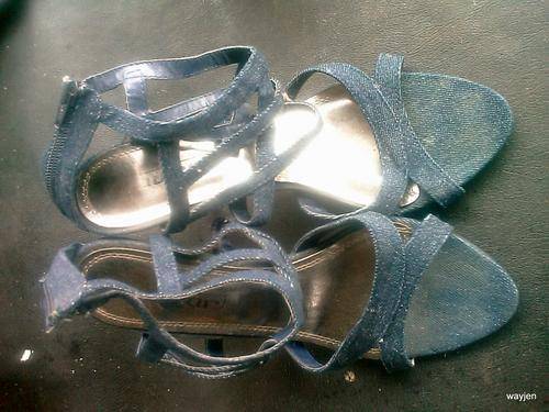 DENIM STILETTO SHOES. SIZE 7. INWEAR. WORN. SCUFF MARKS UNDERNEATH. ZIP AT THE BACK. 10cm HEEL.