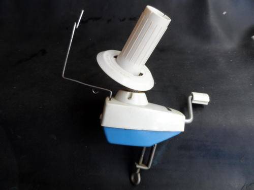 WOOL WINDER WITH BUILT IN TABLE CLAMP. EMPISAL.