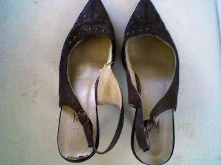 BROWN, SIZE 5 JET SHOE. SHARP TOE FRONT. ADJUSTABLE STRAP. WELL WORN.