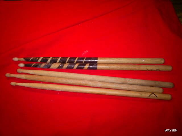 2 X ZILDJIAN DRUM STICKS 5B WOODEN. 1 X VATER DRUM STICK 5B HICKORY,2 X WOODEN DRUM STICKS.