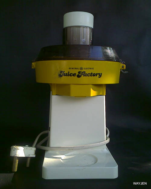 GENERAL ELECTRIC JUICE FACTORY JUICER. WORKS PERFECTLY. PLEASE NOTE: 1 CLIP ON SIDE IS BROKEN.