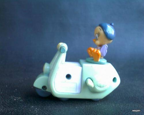 TWEETY BIRD ON WINDUP SCOOTER. HARD PLASTIC MADE IN CHINA. 8cm LONG X 7 HIGH.