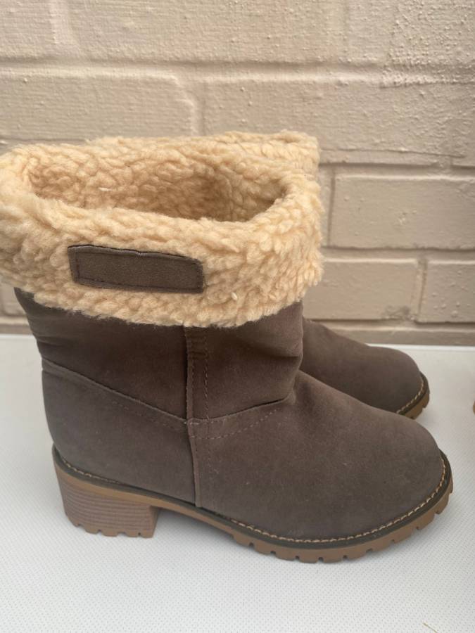 Woman`s Fleece Winter Ankle Boots Chunky Stacked Heeled - Brown - Size 6 (Customer return - no box)