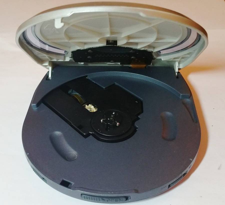 GRUNDIG SQUIXX PORTABLE CD PLAYER [CD-WALKMAN]