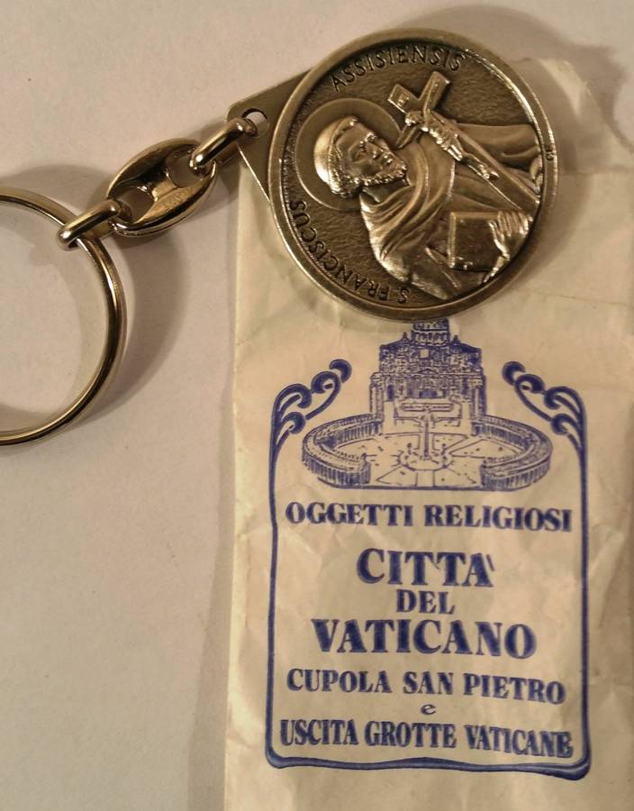 KEYRING WITH MEDAL OF ST FRANCIS OF ASSISI AND POPE FRANCIS - SOUVENIR FROM THE VATICAN