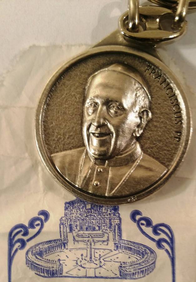 KEYRING WITH MEDAL OF ST FRANCIS OF ASSISI AND POPE FRANCIS - SOUVENIR FROM THE VATICAN