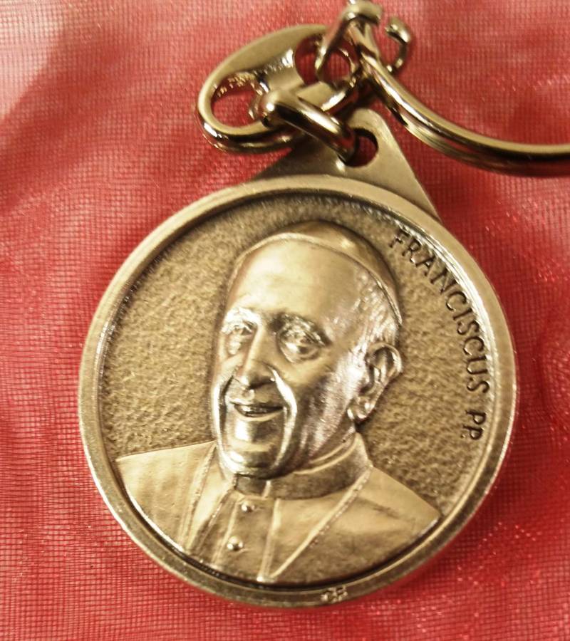 KEYRING WITH MEDAL OF ST FRANCIS OF ASSISI AND POPE FRANCIS - SOUVENIR FROM THE VATICAN