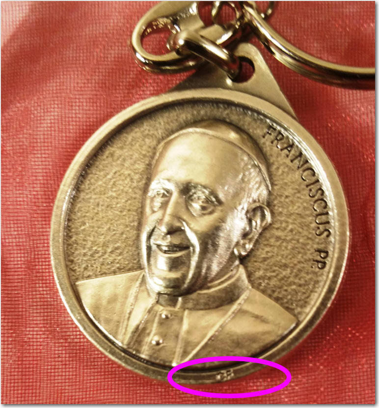 KEYRING WITH MEDAL OF ST FRANCIS OF ASSISI AND POPE FRANCIS - SOUVENIR FROM THE VATICAN