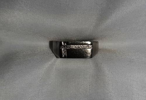 MENS DESIGNER SIGNET RING ~ 30 YEARS OLD, SILVER PLATED ~ CLASSIC AND AGELESS