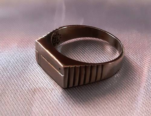 MENS DESIGNER SIGNET RING ~ 30 YEARS OLD, SILVER PLATED ~ CLASSIC AND AGELESS