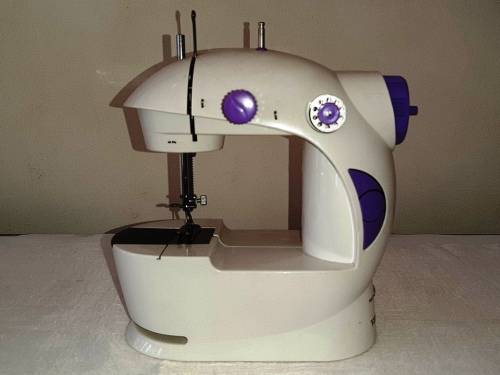 MINI ELECTRIC SEWING MACHINE ~ REQUIRES ADJUSTMENT OF TIMING