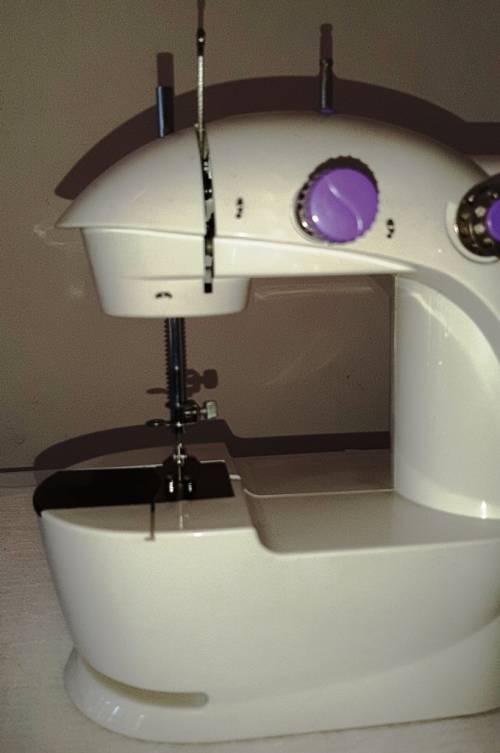 MINI ELECTRIC SEWING MACHINE ~ REQUIRES ADJUSTMENT OF TIMING