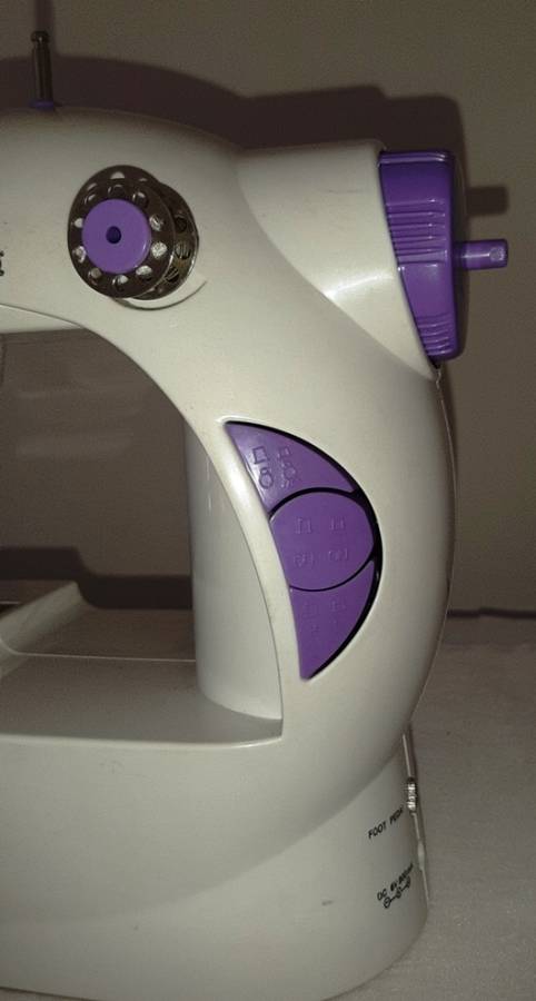MINI ELECTRIC SEWING MACHINE ~ REQUIRES ADJUSTMENT OF TIMING