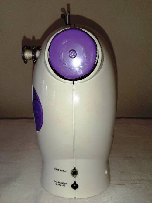 MINI ELECTRIC SEWING MACHINE ~ REQUIRES ADJUSTMENT OF TIMING